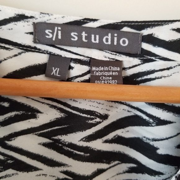 S/I STUDIO Chevron v-neck top - Picture 3 of 4